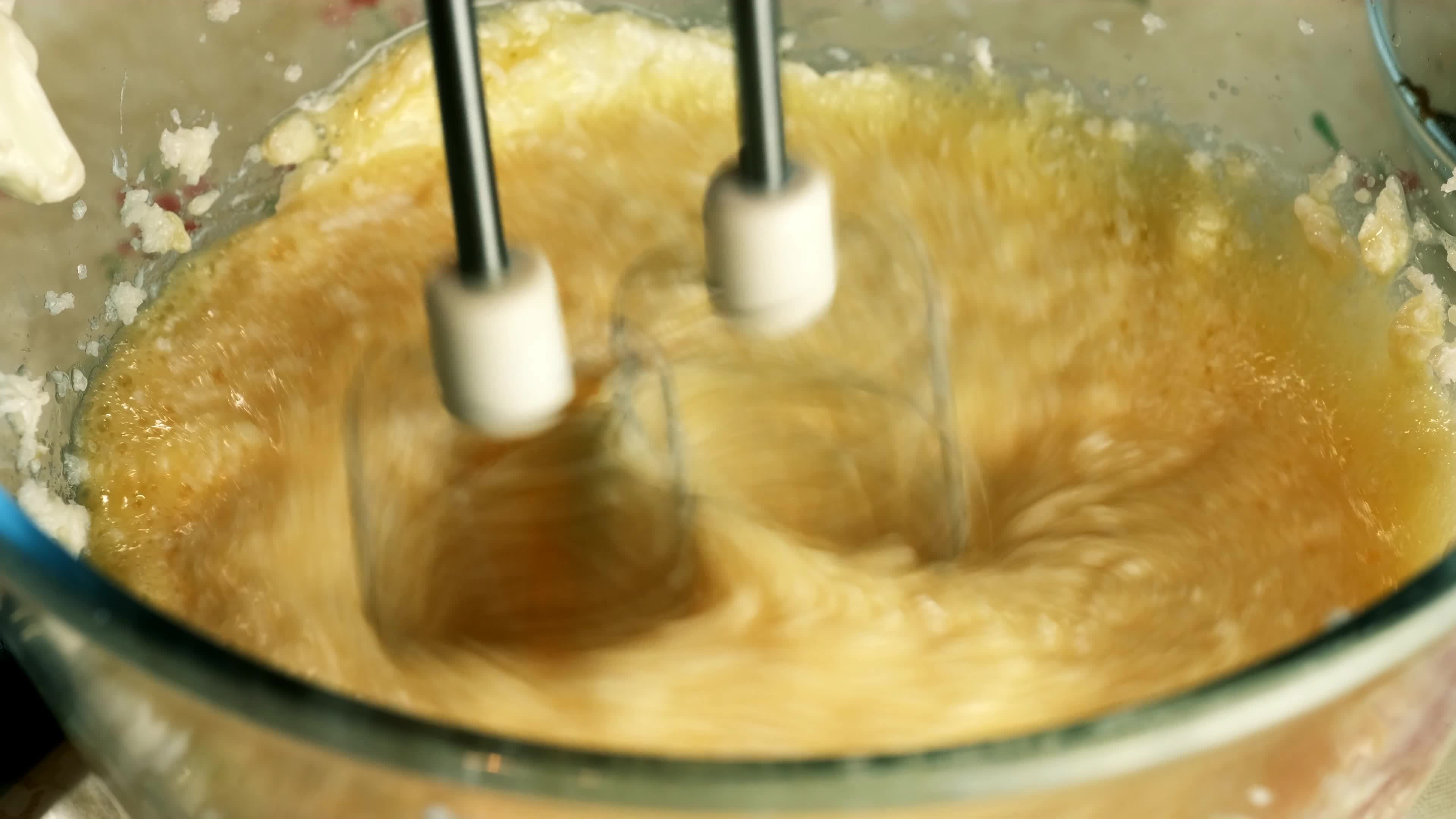 Le Batteur électrique Pétrit La Pâte Dans La Cuisine