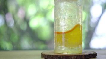 miele di yuzu ghiacciato con ghiaccio. la bevanda è una bevanda salutare per la disintossicazione.