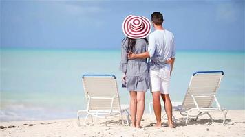 joven pareja en playa blanca durante las vacaciones de verano. familia feliz disfruta de su luna de miel video