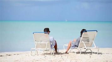 joven pareja en playa blanca durante las vacaciones de verano. familia feliz disfruta de su luna de miel video