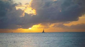 incredibile bel tramonto su una spiaggia caraibica esotica video