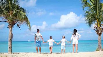 junge Familie im Urlaub video