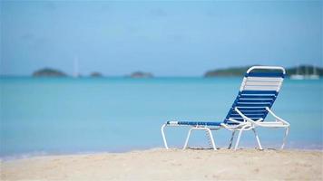 een zonnebank op het witte tropische Caribische strand video