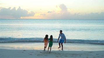 familie genießt die strandzeit bei sonnenuntergang. Zeitlupe video