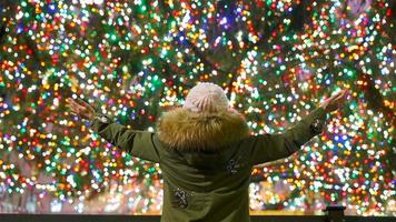 glückliches Mädchen auf dem Hintergrund des Rockefeller-Weihnachtsbaums in New York. schöner weihnachtsbaum im rockefeller center video