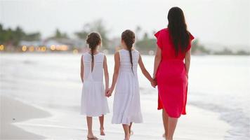 adorables petites filles et jeune mère sur la plage blanche video