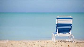een zonnebank op het witte tropische Caribische strand video
