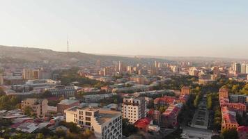 Antenne statische breite Panoramablick auf das Stadtzentrum von Eriwan vom Kaskadenkomplex bei Sonnenaufgang im Sommer dunstigen Morgen. 4K-Filmmaterial Tourismus in Armenien video