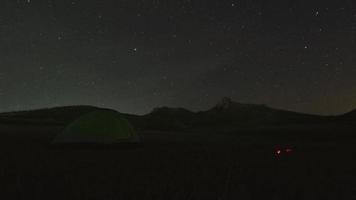 tenda de visão estática com lareira à noite com noite estrelada acampar sob fundo de copypaste de estrelas