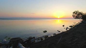 naturskön solnedgång över sjöhorisonten panorama time-lapse utomhus med fotografering video