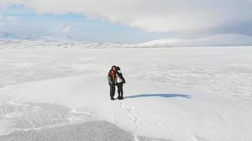 madre con figlio felici insieme prendendo selfie in bianco sullo sfondo del paesaggio invernale video