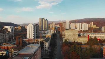 Luchtfoto panoramisch uitzicht op de Georgische hoofdstad Tbilisi stad saburtalo district gebied hoge gebouwen video