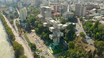 tbilisi, geórgia, 2020 - visão estática do edifício da sede do banco da geórgia com panorama da cidade video