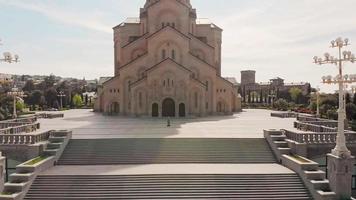 vista aérea ascendente da catedral da santíssima trindade. arquitetura de igrejas de estilo ortodoxo georgiano video