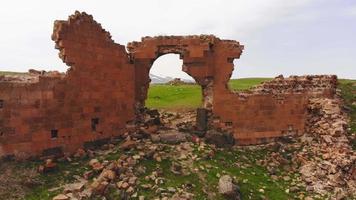 zoom aéreo em vista ruínas da parede ani na turquia, kars. sítio arqueológico da cidade medieval armênia video