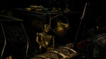 bijoux et pièces d'or dans le noir video