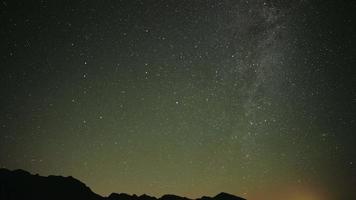 8k étoiles de la voie lactée dans le ciel nocturne video