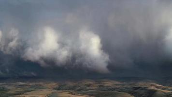 Nubes de tormenta gruesas de 8k y cortina de lluvia. video