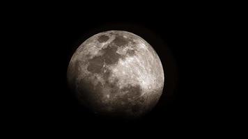 Luna llena de 8k saliendo en un cielo nocturno sin nubes video
