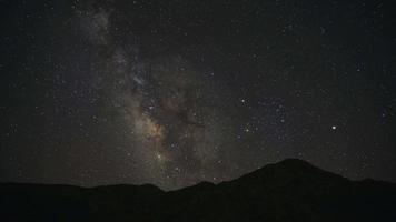 8k estrellas de la vía láctea en el cielo nocturno video