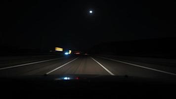 8k luzes noturnas de tráfego nas estradas da cidade video