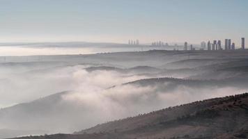 8k Nebel an der Seite von Wolkenkratzern in der Stadt video