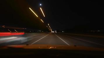 8k luci notturne del traffico sulle strade cittadine video