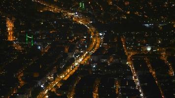 Luces de la ciudad nocturna de 8k junto al mar