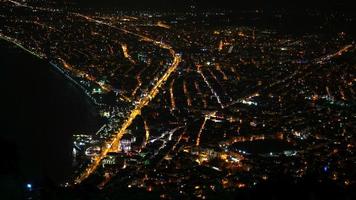 Luces de la ciudad nocturna de 8k junto al mar