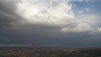 Transição de 8k do dia para a noite com nuvens noturnas video