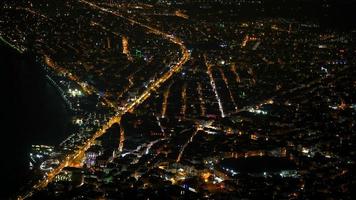 8k luzes noturnas da cidade à beira-mar