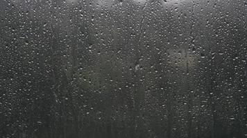 8k gotas de água de chuva na superfície molhada do vidro da janela video