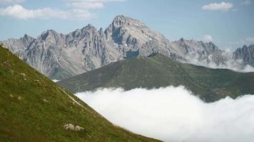 picos rocosos de 8k de altura sobre las nubes que cubren el valle