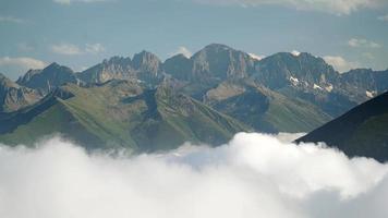 picos rocosos de 8k de altura sobre las nubes que cubren el valle