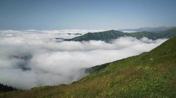 Paisaje de mar de nubes de 8k desde la montaña por encima de la nube