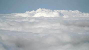 8k mar de nuvens do pico da montanha video