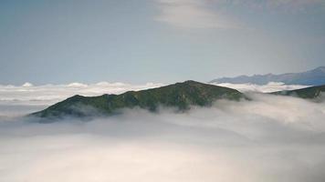 Paisaje de mar de nubes de 8k desde la cumbre de la montaña por encima de las nubes video