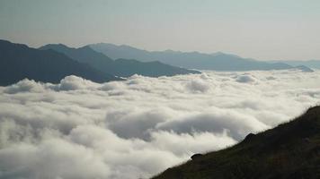 Paisaje de mar de nubes de 8k desde la montaña por encima de la nube video