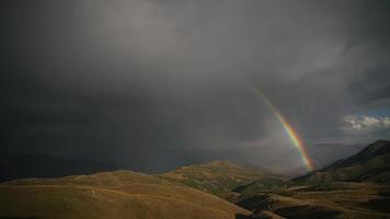 8k regenboog na stormachtige regenwolken video