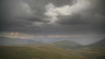 8k regenboog na stormachtige regenwolken video