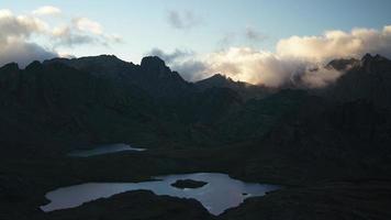 puesta de sol de 8k en lagos de montaña de gran altitud video