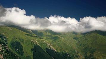 8k basses collines dans les montagnes alpines video