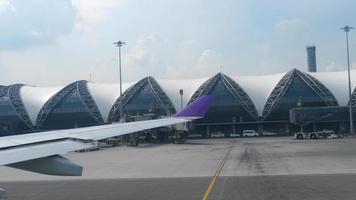 aereo in rullaggio all'aeroporto di Bangkok video