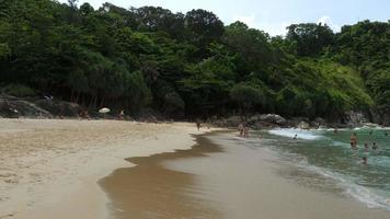 plage de nai harn, au sud de l'île de phuket video