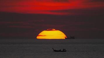 zonsonderganglandschap bij Phuket video