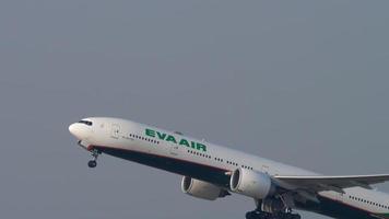 eva air boeing 777 partida de hong kong video