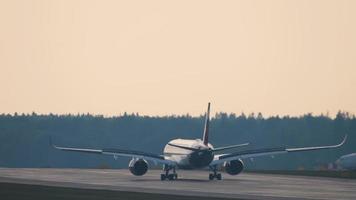 Passenger airplane braking video