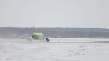 airbus a320 von s7 airlines heben ab video