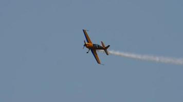 avión amarillo en el cielo azul video