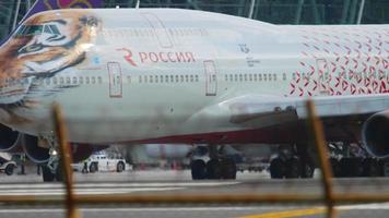 vliegtuig rossiya op de luchthaven van phuket video